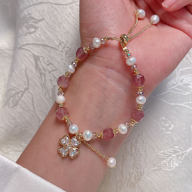 New Arrival Pearl Bracelet with Delicate Luxury Clover Square Pendant